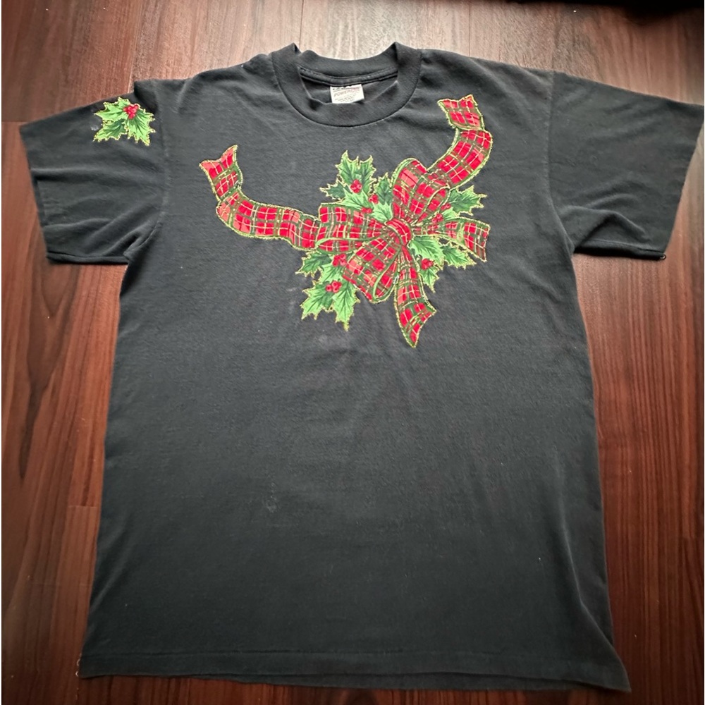 Vintage 90’s Single Stitched Holly Leaves & Ribbon Gold Trim Black Shirt Adult L